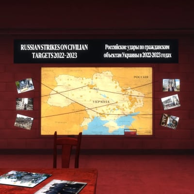 Ett datoranimerat, rött rum. På väggen syns en upphängd karta över Ukraina, med information om vilka civila mål Ryssland attackerat i kriget i Ukraina. 