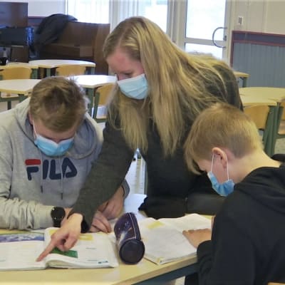 Resurssiopettaja Eveliina Toppari opettaa yläkoululaisia Isokyrön koulukeskuksen tiloissa.