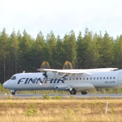 Ett Finnairplan rullar längs landningsbanan på väg att lyfta
