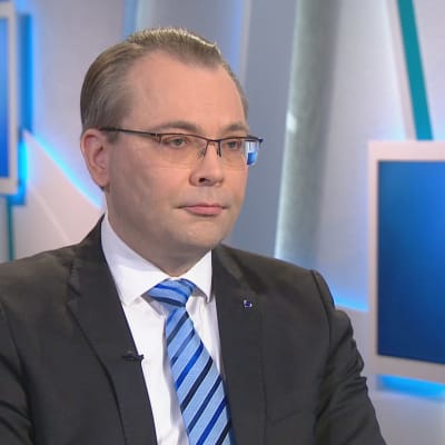 Försvarsminister Jussi Niinistö intervjuas i Morgonettan i Yle TV1 den 19 januari 2018.