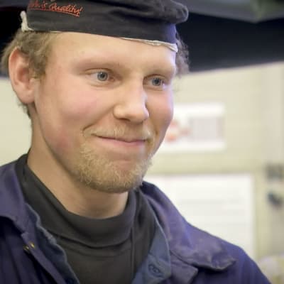 Samu Manninen Tattarisuon moottorihallilla.