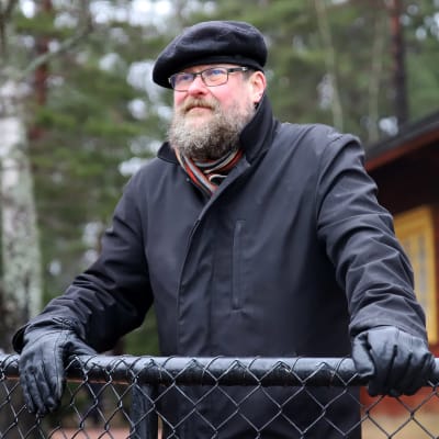 Petri Pietiläinen ihailee Langinkosken maisemia.