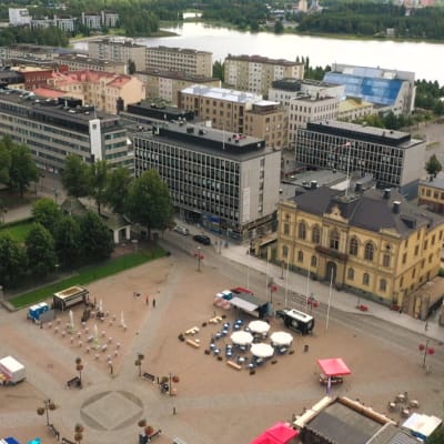 Hämeenlinnan tori ja raatihuone.