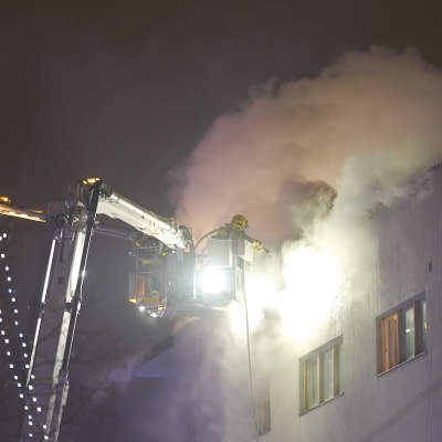 Pelastuslaitos sammuttaa tulipaloa Riihimäen keskustassa.
