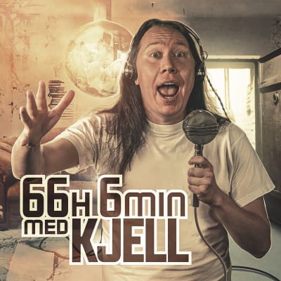Programledaren Kjell står med en mikrofon och hörlurar i en källare.