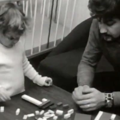Isä leikkii lapsensa kanssa (1972).