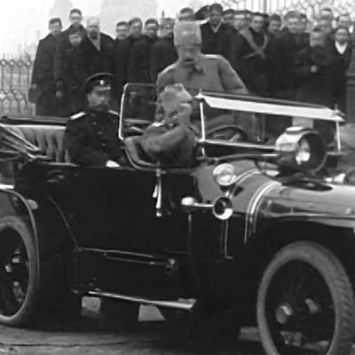 Tsaari Nikolai II istuu autossa Helsingin Unioninkadulla 10.3.1915. 