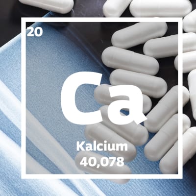 Vita tabletter, en röntgenbild och en ruta med text om kalcium.