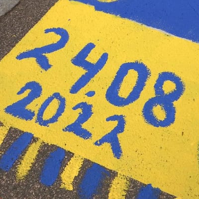 Ukrainan lipun värein maalattu matto Imatralla 24.08.2022
