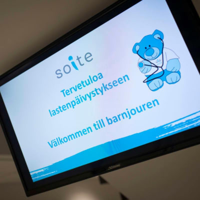Infotavla välkomnar till barnjouren på centralsjukhuset i Karleby.