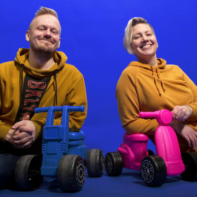 Jyrki Hakanen ja Hanna Kataja-Rahko poseeraavat lasten muovimopojen edessä.