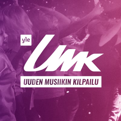 En bild med ljusrött filter, i bakgrunden en dansande publik och i förgrunden UMK:s logo.