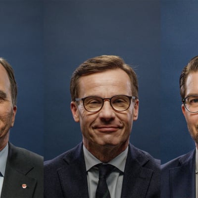 Stefan Löfven, Ulf Kristersson och Jimmie Åkesson, alla kostymklädda, fotograferade från bröstkorgen upp och leende mot mörkblå bakgrund.