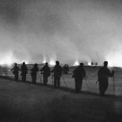 Operaatio Kalevan sotilaat katselevat palavaa Suopassalmea
