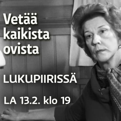 Eeva Joenpelto kirjoituspöytänsä ääressä ikkunan edessä
