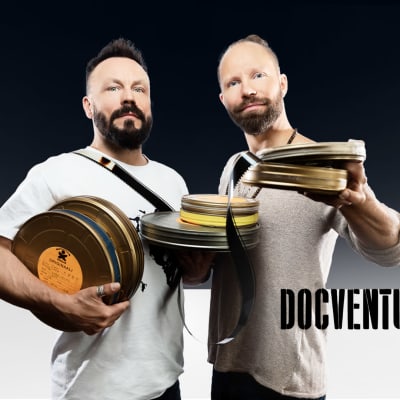 Riku Rantala ja Tunna Milonoff filminauhat käsissään.