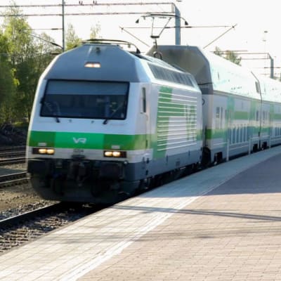 InterCity saapuu Hämeenlinnan rautatieasemalle.