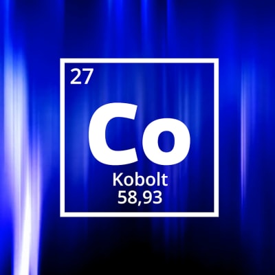 Kobolts kemiska förkortning Co i vitt mot en mörk blåvit bakgrund.  