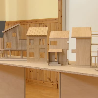 Miniatyrmodeller av hus, exempel på hur man kunde bo i skärgården.