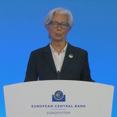 Europeiska centralbankens ordförande Christine Lagarde med Ukrainas flagga på kragen till sin kavaj.