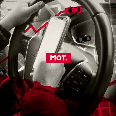 Kuvakollaasi: Autonkuljettaja pitelee puhelinta kädessä istuessaan autossa. Kuvaan muokattu tiekarttaa ja uber-autoja