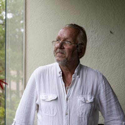Ari Kaulio katsoo parvekkeeltaan ulos.
