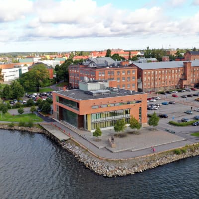Kuvassa tiilestä ja lasista tehty Vaasan ylioppilastalo lintuperspektiivistä kuvattuna.