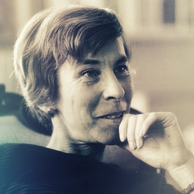 Tove Jansson valokuvaaja Kalle Kultalan ikuistamana. Mustavalkokuvaa sävytetty jälkikäteen.