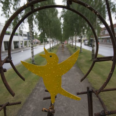 Taru Mäntysen veistoksen lintu Iisalmen koivukujabiennaalissa vuonna 2019.