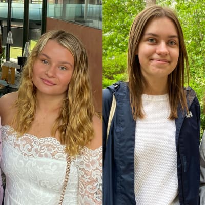 Fyra unga glada tjejer tittar leednde in i kameran. Två av dem står inomhus och de två övriga utomhus.