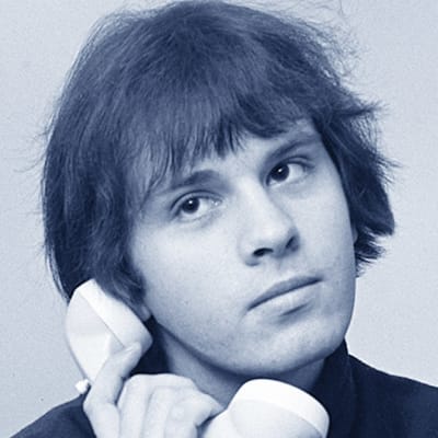 Toimittaja Jorma Elovaara puhelimen kuuloke poskellaan, upotuksena mainos Vesimiehen aika -kaseteista (kollaasi).