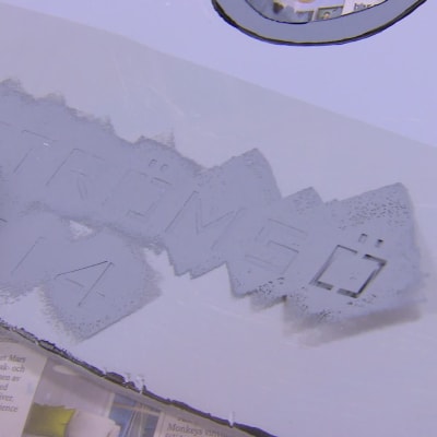Dutta färg genom en stencil för text.