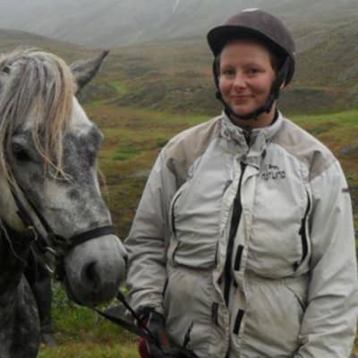 Johanna Henriksson vid en häst