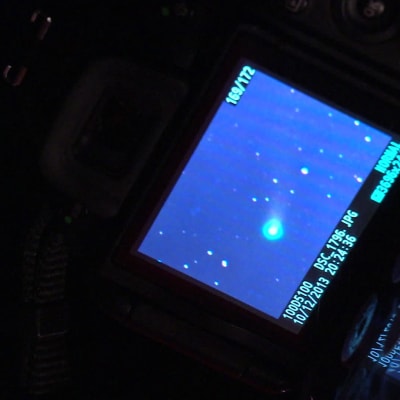Kometen Lovejoy på skärmen.