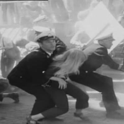 Kuva: mielenosoittajia shaahin vierailun yhteydessä 1970. Kuvakaappaus Ajankuva-tv-ohjelmasta.