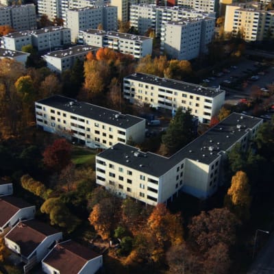 Putkiremontti-sarjan taloyhtiö Satopihlaja ilmasta kuvattuna.