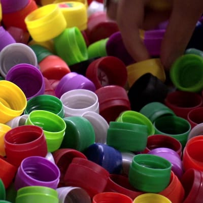 Lee och Jim sorterar plastkorkar enligt färg
