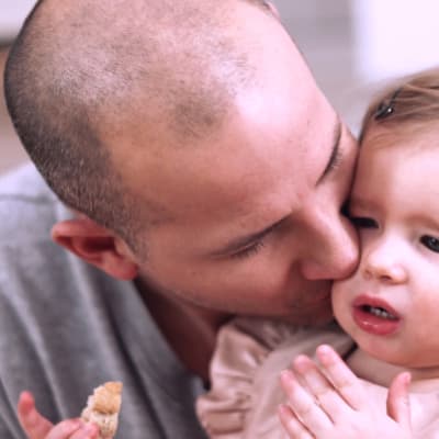 Pappa Hendrik Knoester myser med dotter