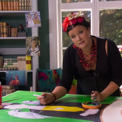 Camilla målar en tavla inspirerad av Frida Kahlo