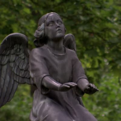 Ängel på kyrkogård