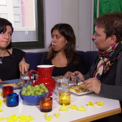 Itzel, Irma och Elisabeth äter minnesmåltid.