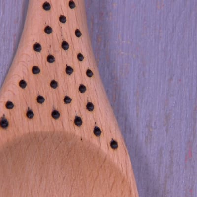Camillas mönsterbrända träslev, detalj.