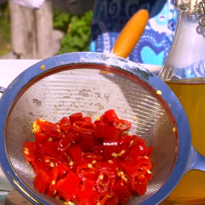 Chiliolja på flaska och rester.
