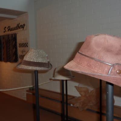 Hattar ställs ut på Ekenäs museicentrum Ekta till och med den 1 mars 2015.