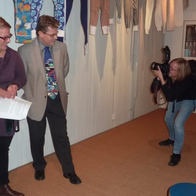 Västra Nylands fotograf Lina Enlund fotograferar föremålsforskare Lena Dahlberg och museichef Dan Lindholm.