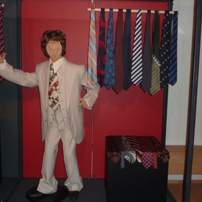 Kravatter från 1970-talet. Ambassadör Ralf Friberg visar över 150 slipsar på Ektas utställning.