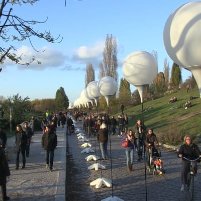 Ballonger vid den gamla muren i Berlin