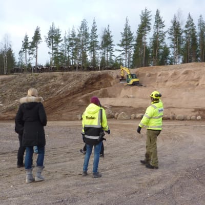 Personal från Rudus och Finlands miljöcentral håller koll på utgrävningen av ekosystemhotellet i Rudus sandgrop i Tegelbacken.