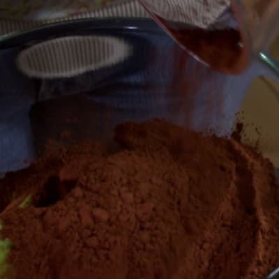 Häll i kakaopulver