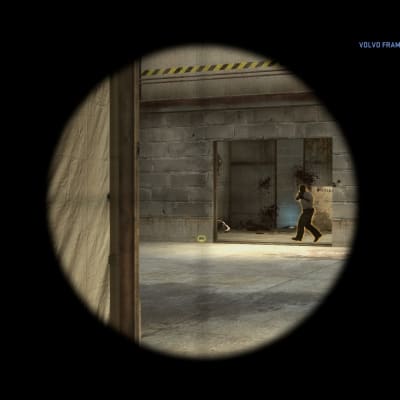 Pelaaja tähtää tarkkuuskiväärillä Counter-Strike Global Offensive -pelissä